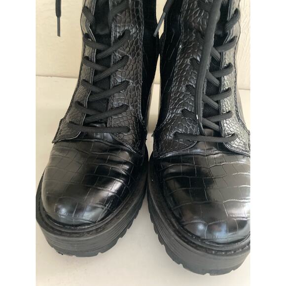 GUESS Women's Kaniela Ankle Boot Black Faux Crocodile Size 9M Booties - Picture 7 of 9